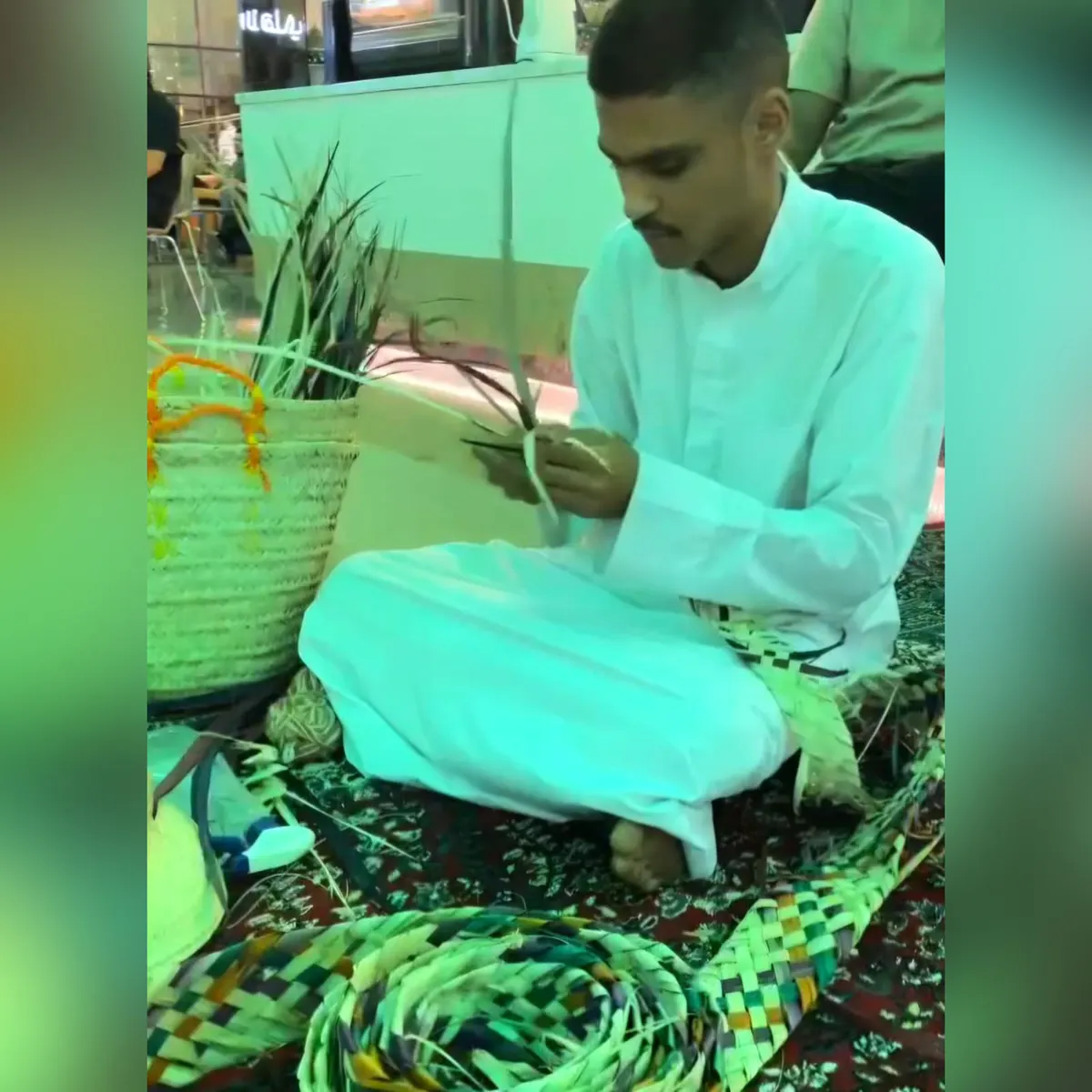 من صفوى.. مرتضى الهاشم شابٌ يستعير سف الخوص من كفيّ أمه.. ابن الثانوية عشق الحرفة وتطوع لتدريبها