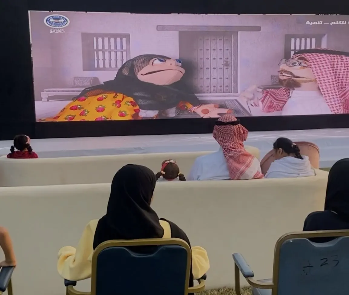 في سيهات.. «سوالف أم صالح مع سعادة» تلفت أنظار الأطفال في فعاليات التطوع