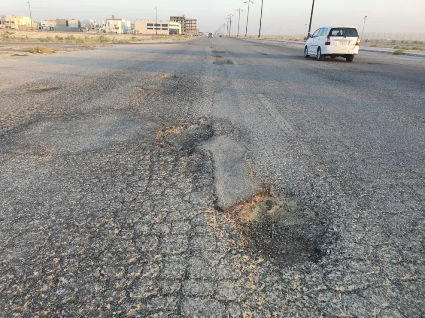 حفر الشوارع ومخالفات المباني.. تؤرّق أهالي «دانة الرامس»