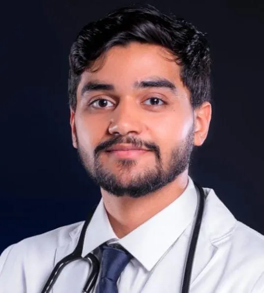 من العوامية.. جامعة المنصورة بمصر تمنح «إلياس الصالح» البكالوريوس في الطب والجراحة