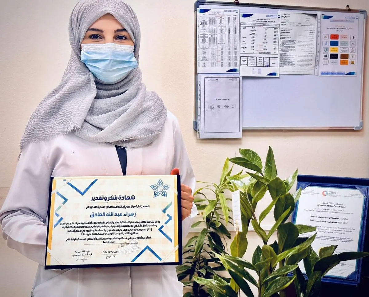 من صفوى.. بعد مسيرة من العطاء.. إدارة مركز صحي أم الساهك تكرِّم زهراء الصادق