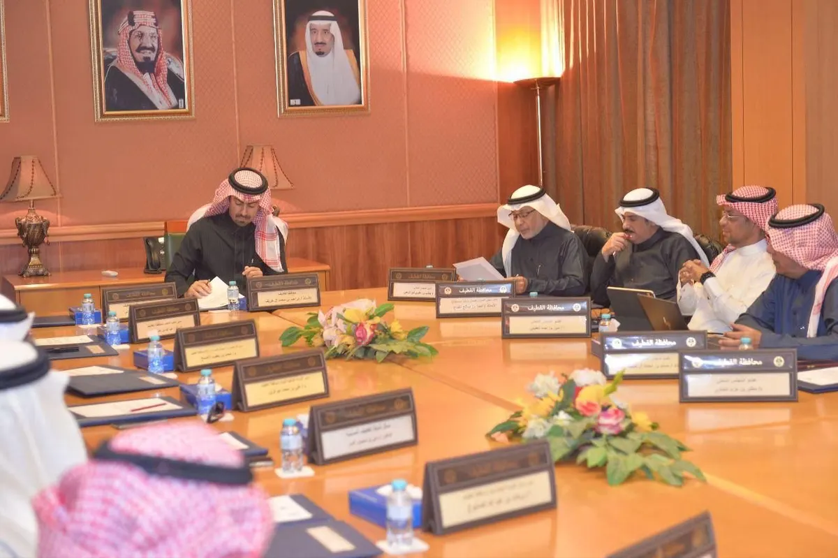 الخريف يرأس اجتماع المجلس المحلي.. ناقش تطوير الأحياء القديمة والمشاريع التنموية.. ودعا لتعزيز ميزة الثروة السمكية النسبية بالقطيف