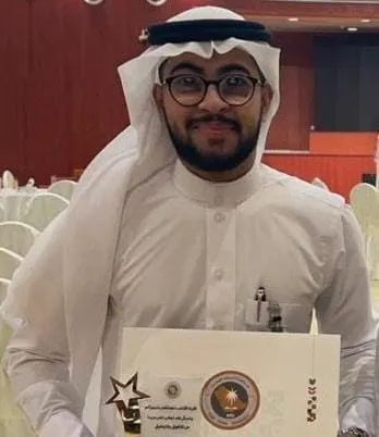 من القديح.. مع مرتبة الشرف.. جامعة الملك فيصل بالأحساء تكرِّم «حسين الجنبي» لتفوقه في كلية الآداب