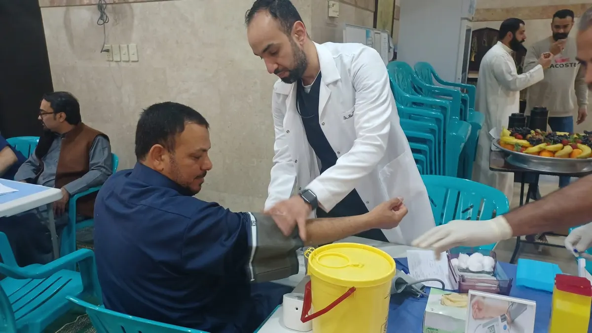 بعد صلاة الجمعة في حلة محيش.. مصلون يخضعون لـ فحص السكر والضغط ويتحصنون ضد الإنفلونزا