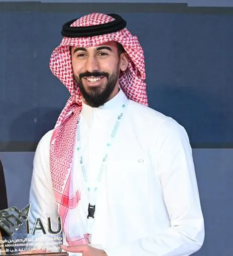 من تاروت.. كلية طب الأسنان بجامعة الإمام عبدالرحمن بن فيصل تكرم «هادي المعيبد» بجائزة أفضل خريج