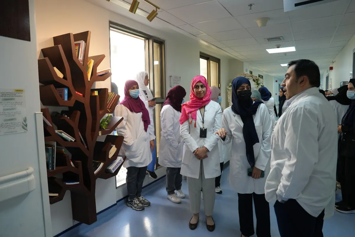 تحسينًا لـ التجربة العلاجية.. مركزي القطيف يخفف آلام مرضى أقسام تنويم النساء بـ القراءة في «مكتبة أمل»