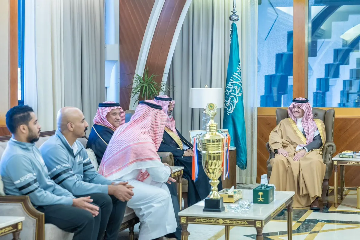 أمير الشرقية يستقبل رئيس مركز الصم بالقطيف