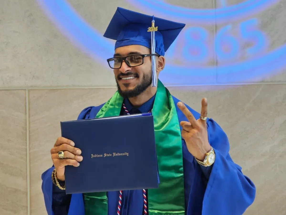 من القطيف ..جامعة إنديانا الأمريكية تمنح «عمار العوى» بكالوريوس تقنية طائرات بدون طيار