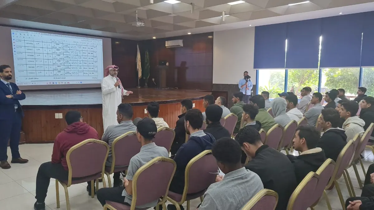 خلال زيارة تفقدية لـ«تقنية القطيف».. مدير عام التدريب التقني والمهني بالشرقية يلتقي المتدربين