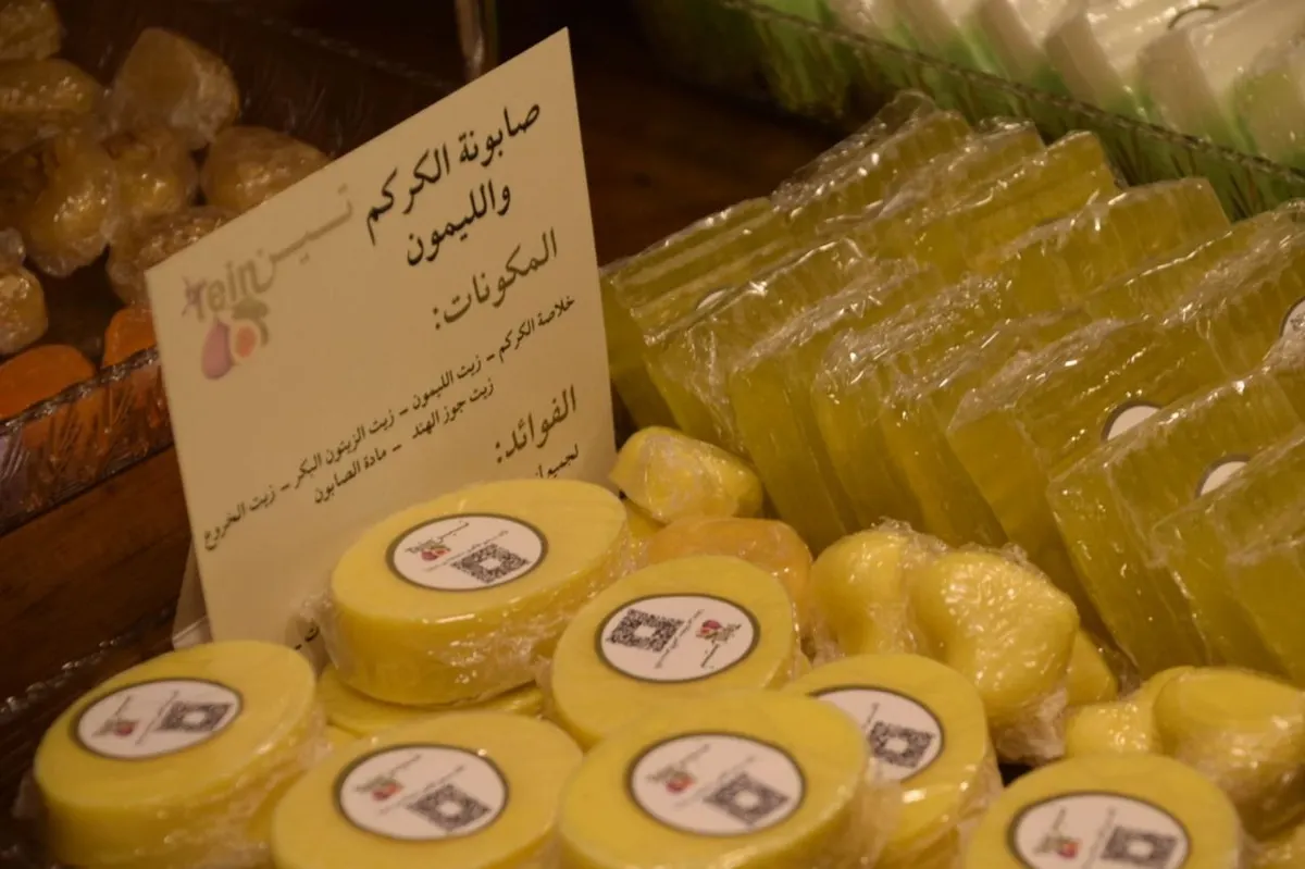 12 نوعًا من الصابون الطبيعي.. أيادٍ سعودية تُبهر زوار سوق المزارعين بالقطيف