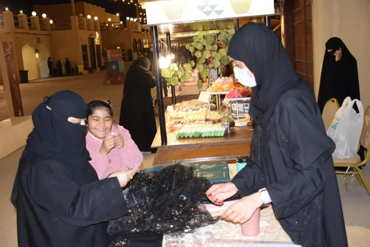 بـ «النقدة».. حرفيات القطيف يحيين تراث الجدات في سوق المزارعين