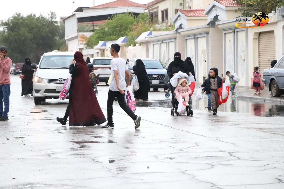 تحت زخات المطر.. عدسة «القطيف اليوم» ترصد مظاهر البهجة والسرور بـ ليلة النصف من شعبان.. صور