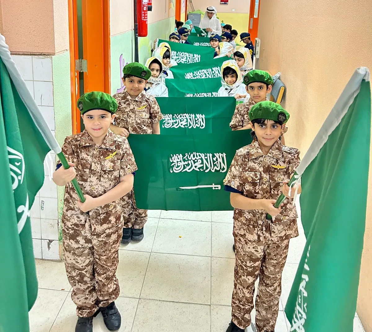 احتفاء بيوم العلم السعودي.. برامج وفعاليات وطنية بمدارس محافظة القطيف