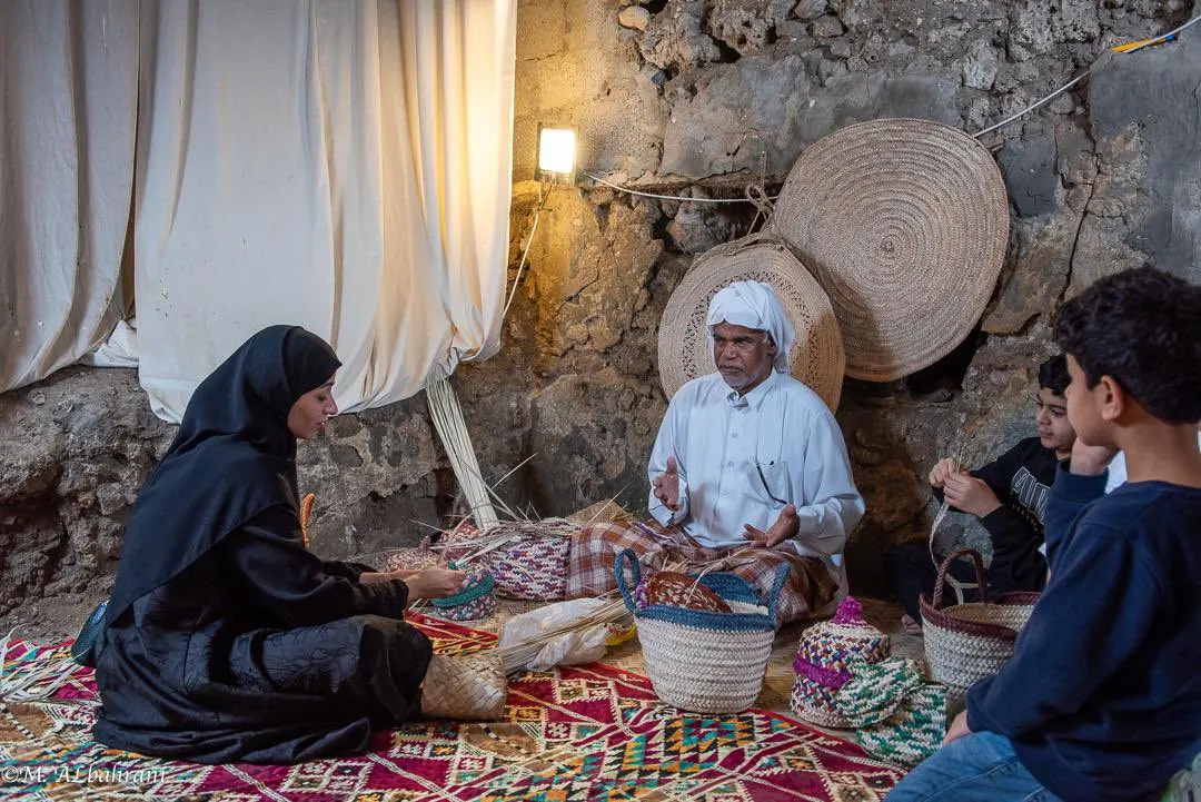 من الجارودية.. منصور المدن يعيد إحياء حرفة الخوصيات في قلعة تاروت.. حكاية صبر وإصرار في مواجهة العولمة