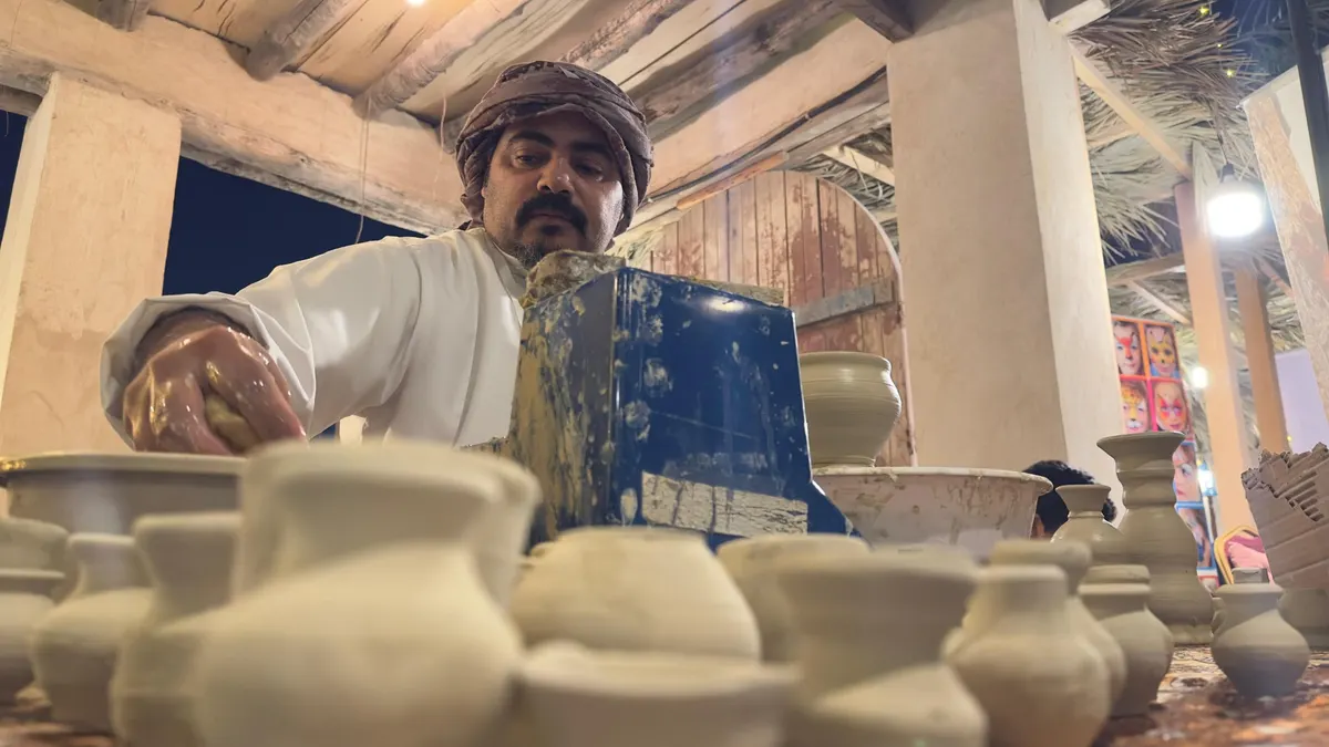 بمشاركة أطفاله.. الحرفي زكي الغراش يُحيي التراث ويُلهم زوار قلعة تاروت بفن الفخار
