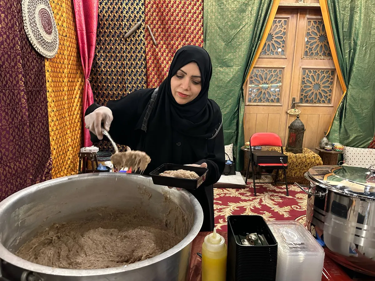 وجوه في قرقيعان الرامس.. من صفوى.. حنان محمد الحسن حارسة الأطباق الشعبية.. ونجمة الهريس في القطيف