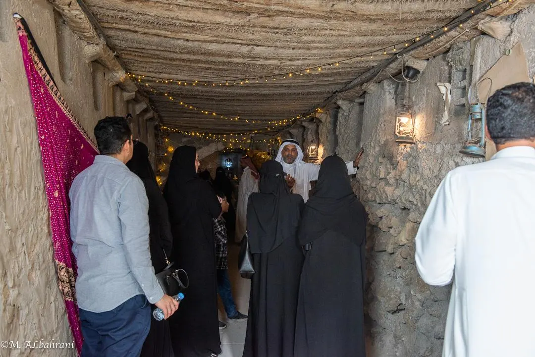 في القطيف.. أركان فعالية «البخنق» تجذب الزوار بعبق التراث وأصالة الماضي