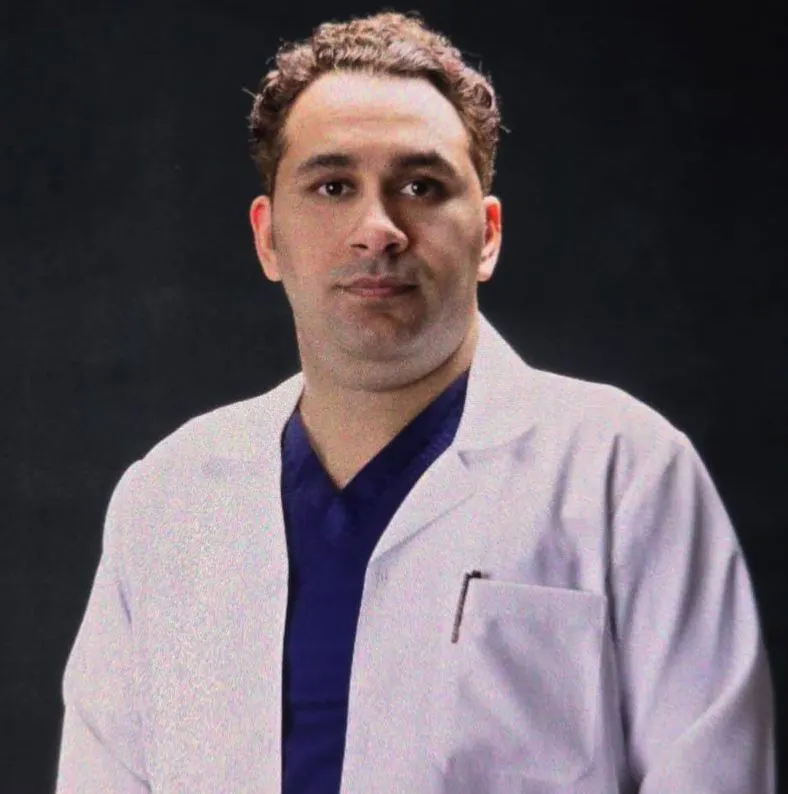 وجوه من حلة محيش.. من معطف الطبيب إلى قميص التطوع.. علي الدمستاني بين الطب والعطاء