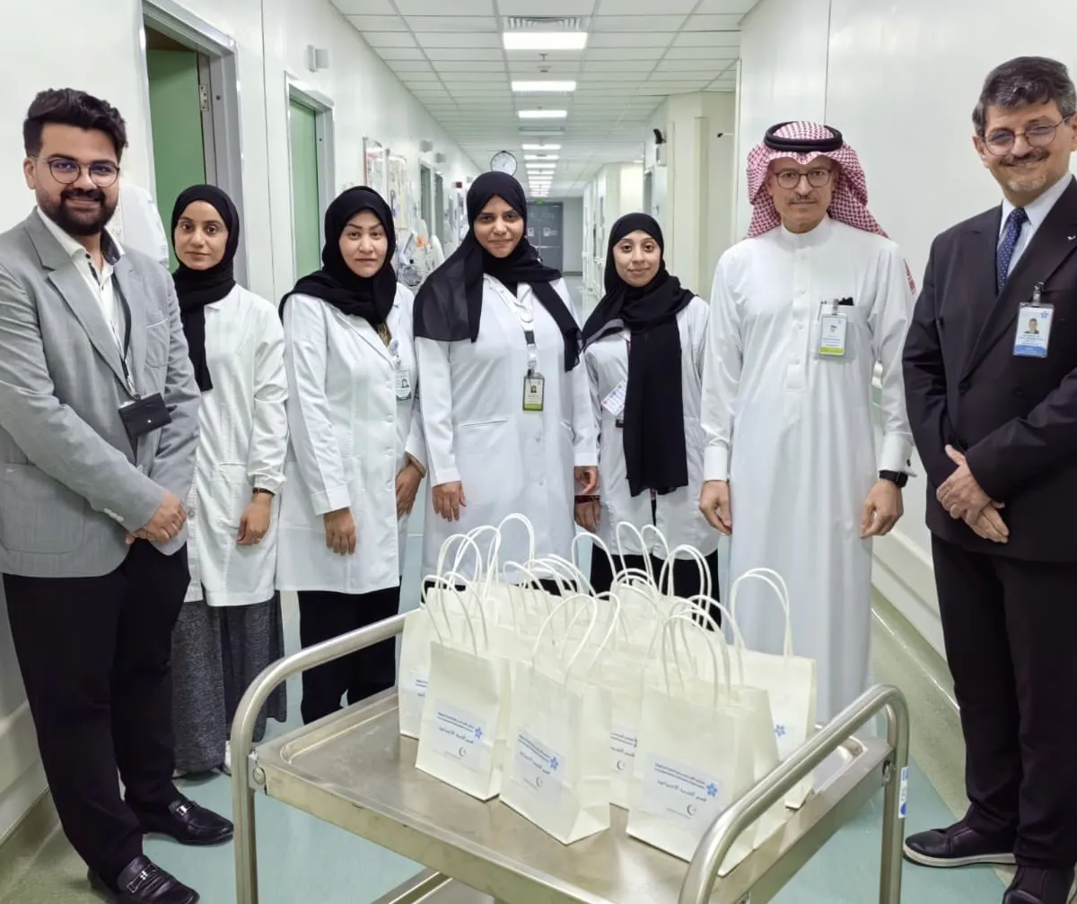 «الخدمة الاجتماعية» و«أصدقاء المرضى» يعايدون المرضى بمستشفى الأمير محمد بن فهد بالقطيف