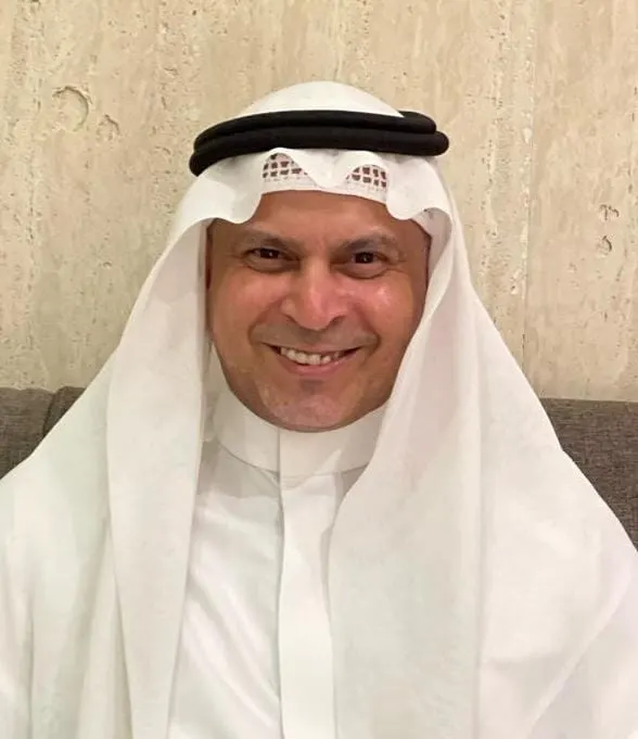 من القطيف.. بمناسبة تقاعده وبعد مسيرة عطاء في السلك التعليمي.. ابتدائية ذات الصواري تحتفي بالمعلم «علي معيوف»