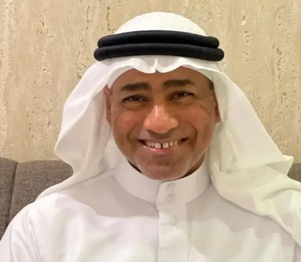 من تاروت.. عرفانًا بجميل عطائه وإخلاصه في ميدان التعليم.. منسوبو ابتدائية ذات الصواري يكرمون «حسين آل حمود»
