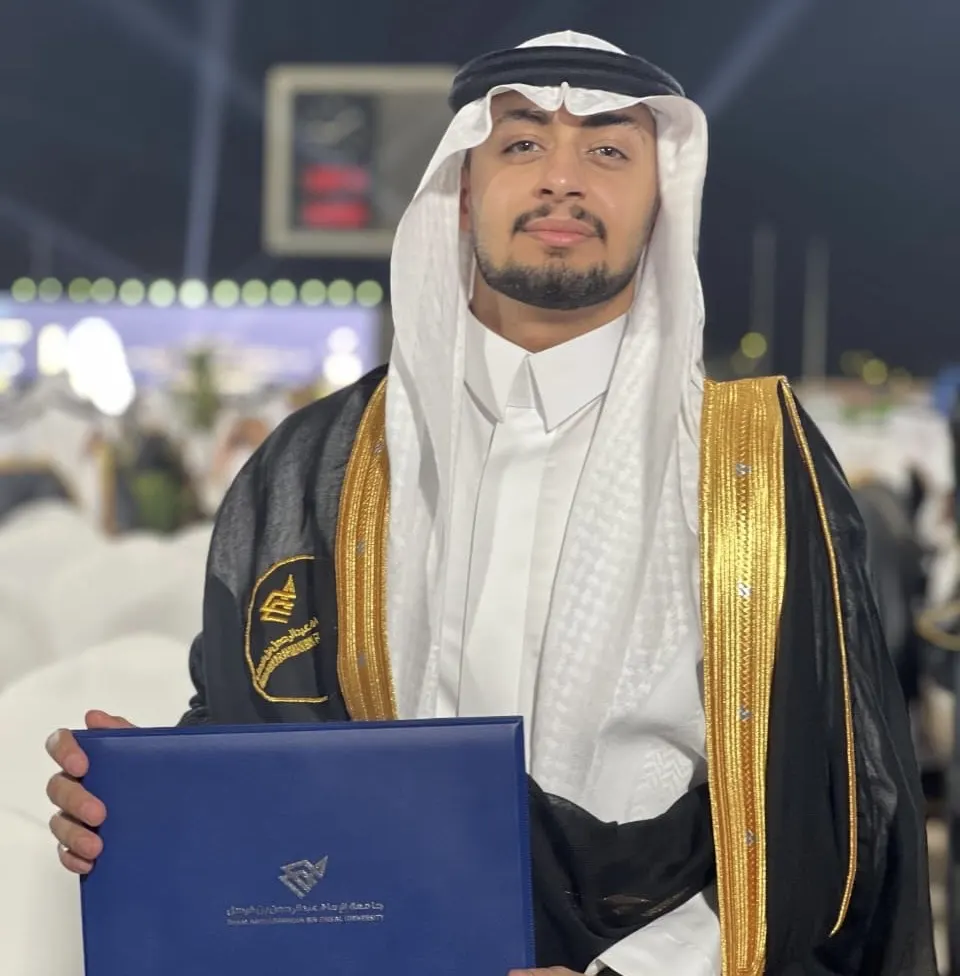 من العوامية.. جامعة الإمام عبدالرحمن بن فيصل تمنح «علي الشيخ أحمد» البكالوريوس في الهندسة المعمارية