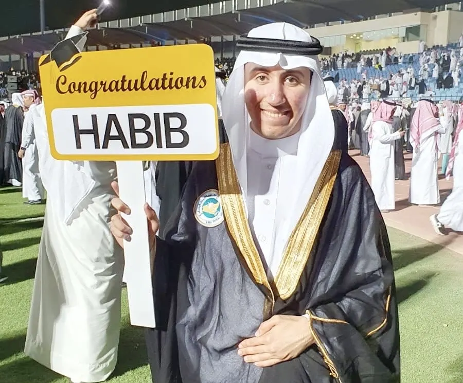 من الجارودية.. مع مرتبة الشرف.. جامعة الملك فيصل تمنح «حبيب خليف» البكالوريوس في علم الاجتماع والخدمة الاجتماعية