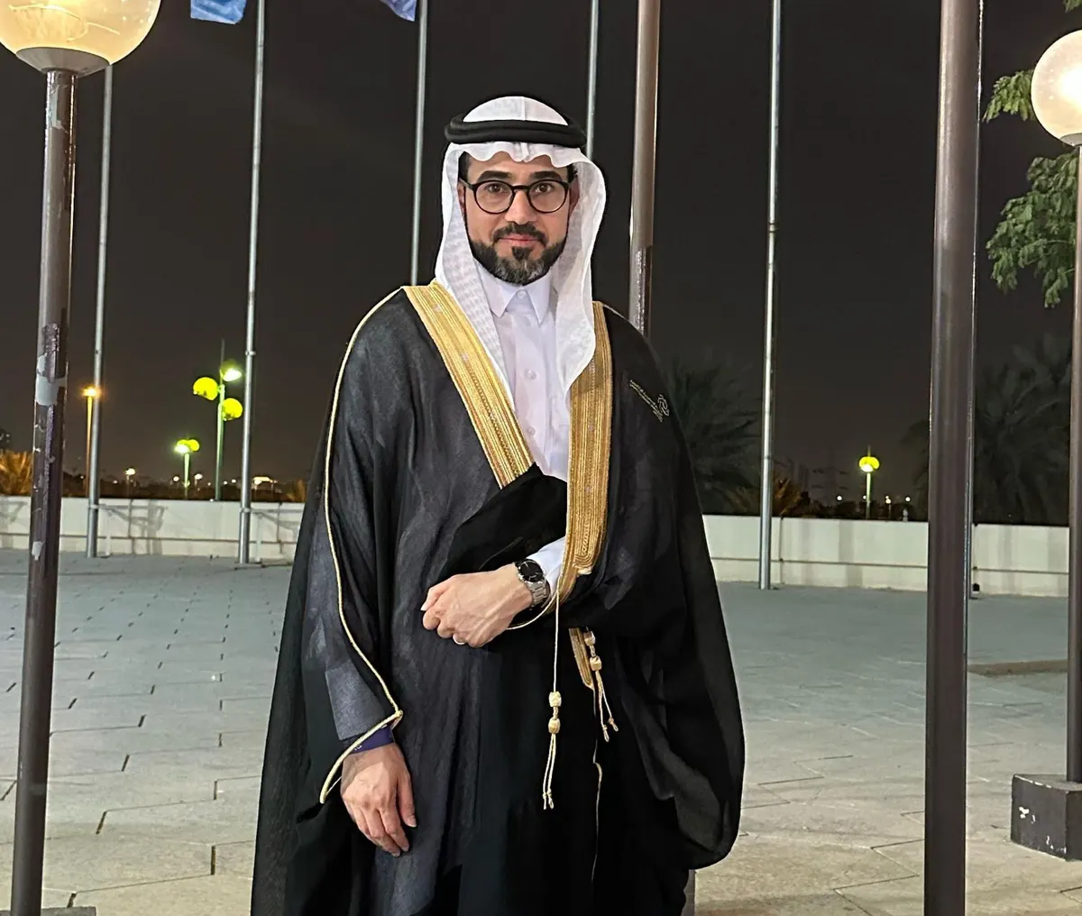 من التوبي.. الجامعة السعودية الإلكترونية تمنح «حسين الشيخ» بكالوريوس إدارة أعمال - تركيز المالية