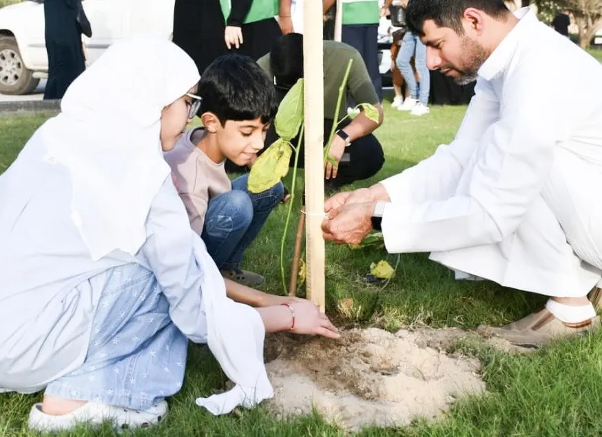 90 متطوعاً ومتطوعة يزرعون التوت القطيفي في صفوى