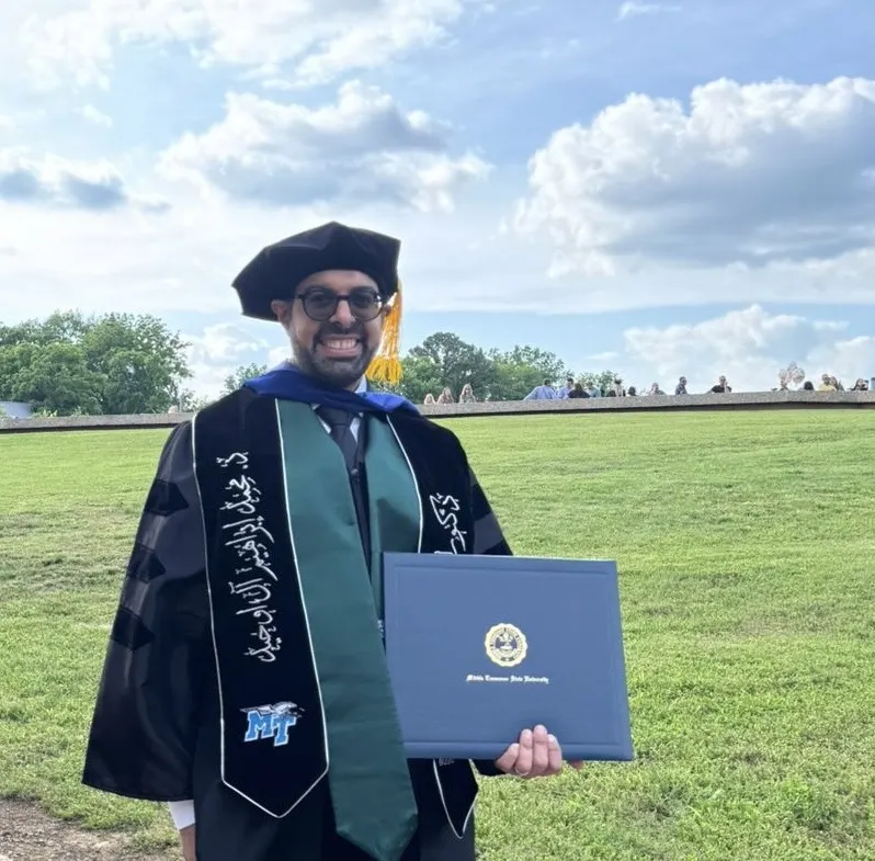 جزيرة تاروت.. جامعة وسط ولاية تينيسي بالولايات المتحدة تمنح «محمد آل اوحيد» درجة الدكتوراه في الاقتصاد القياسي والكمي