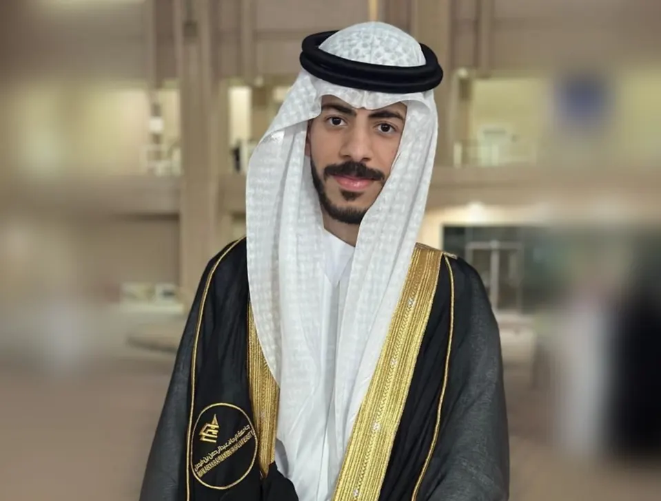 من سنابس.. جامعة الإمام عبد الرحمن بن فيصل تمنح «حيدر أبو عبدالله» البكالوريوس في العلوم المالية والمصرفية