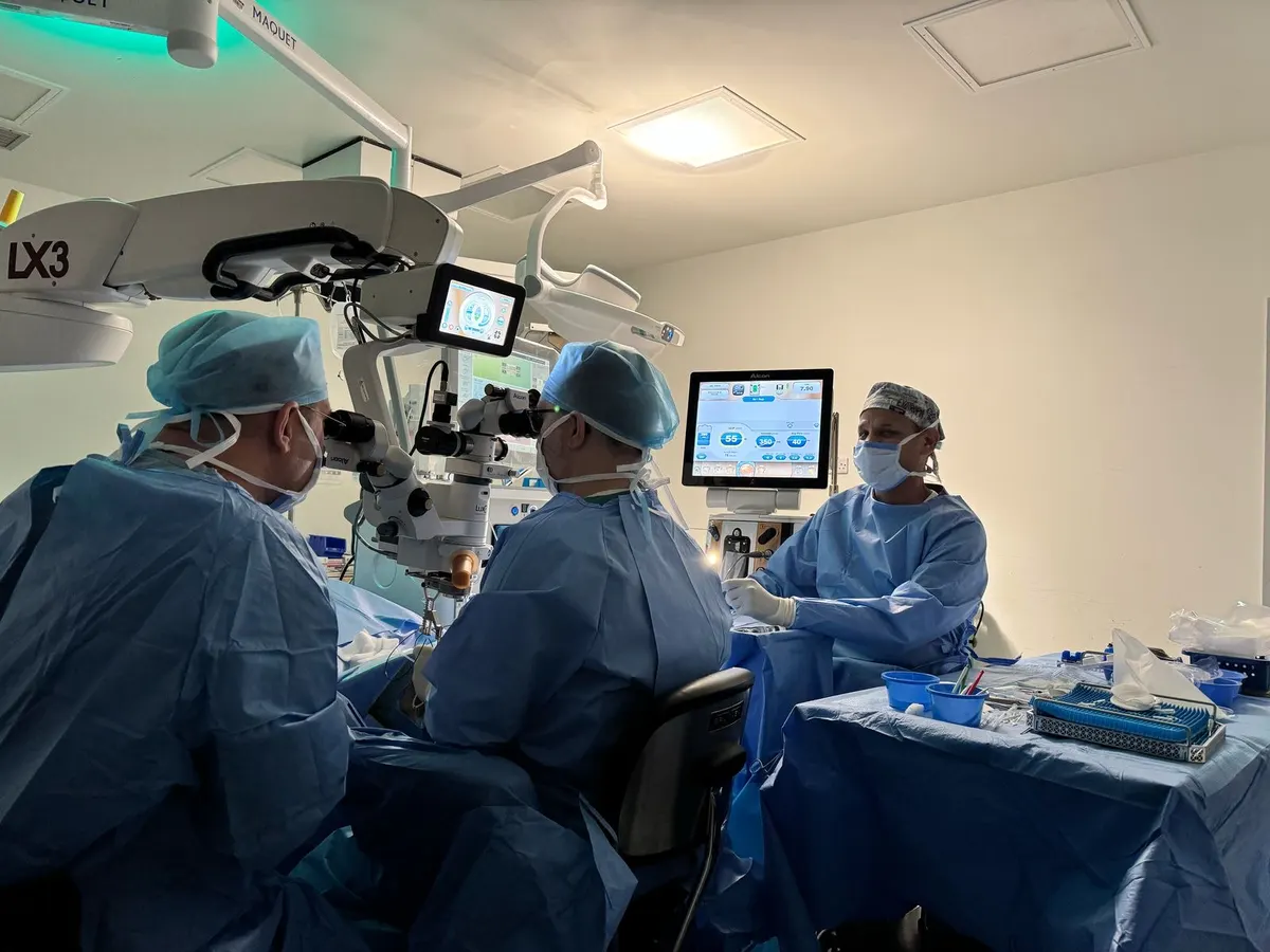 إجراء أول عملية جراحية متقدمة لشبكية العين في مستشفى القطيف المركزي