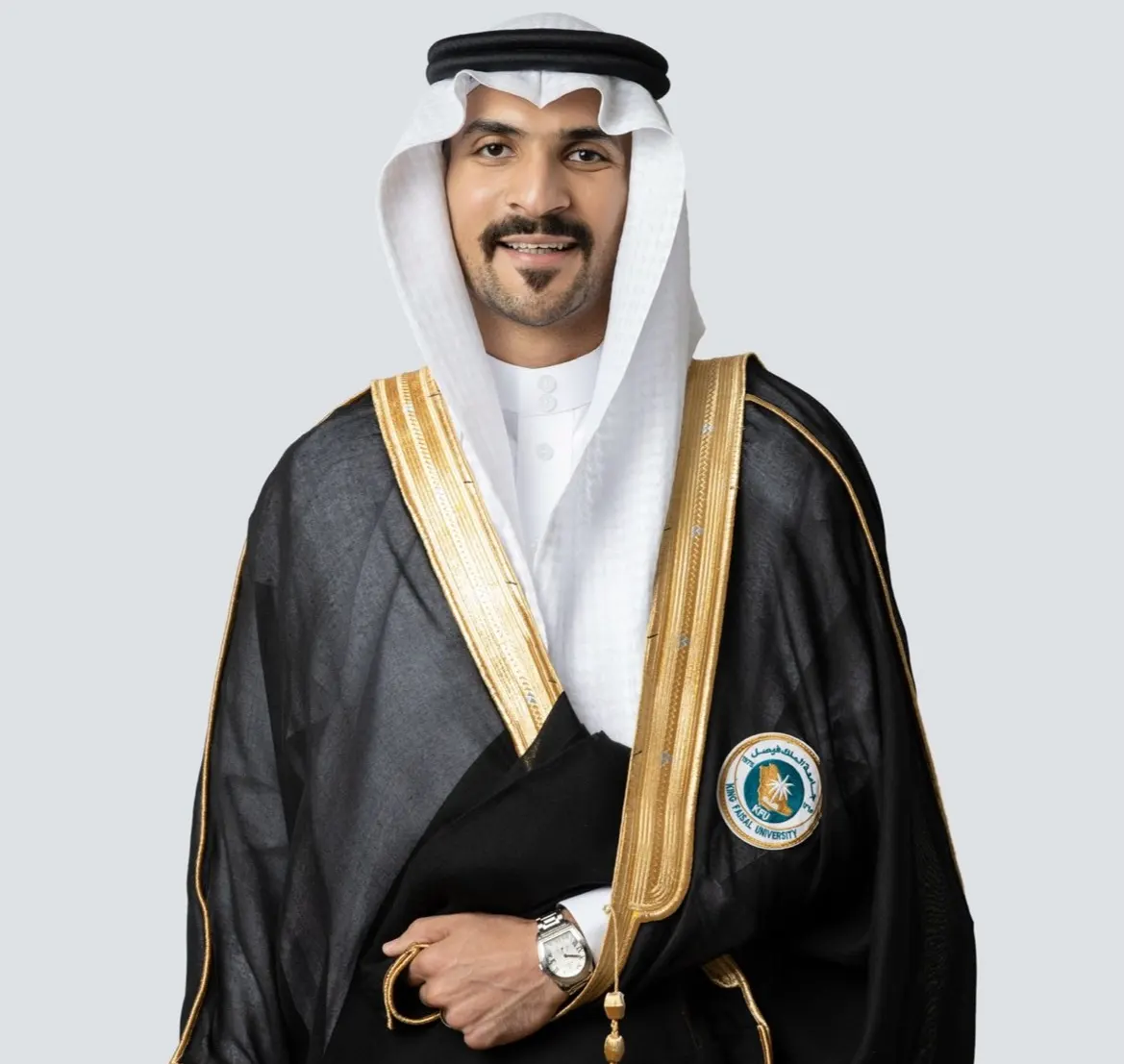 من سنابس.. جامعة الملك فيصل تمنح «أحمد آل عمران» البكالوريوس في إدارة الأعمال