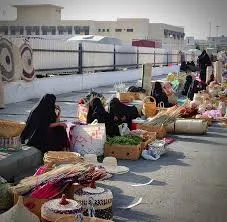 هل يودّع باعة سوق الخميس افتراش الأرض.. تحوّل تاريخي يعيد رسم ملامح السوق الشعبي في القطيف بروح معمارية واستثمارية جديدة
