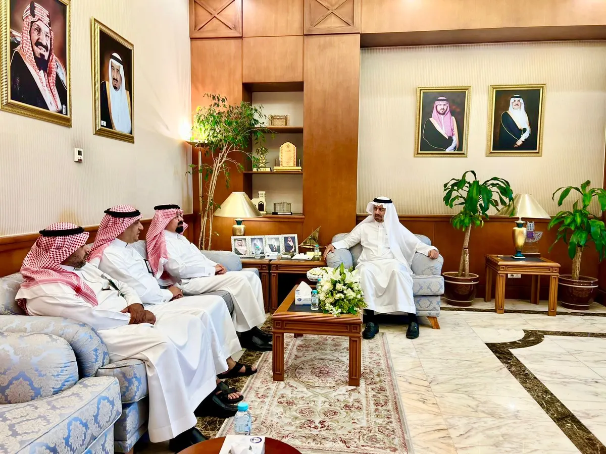 محافظ القطيف يلتقي مدير مكتب البيئة والمياه والزراعة