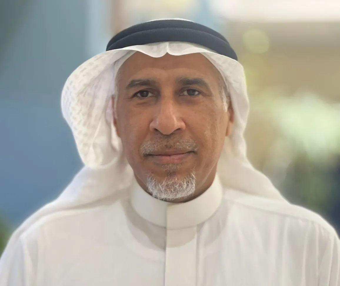 من القطيف .. عرفانًا بجميل عطائه وإخلاصه في ميدان التعليم.. منسوبو دار الحكمة الثانوية يكرمون «ادخار العبدالوهاب»