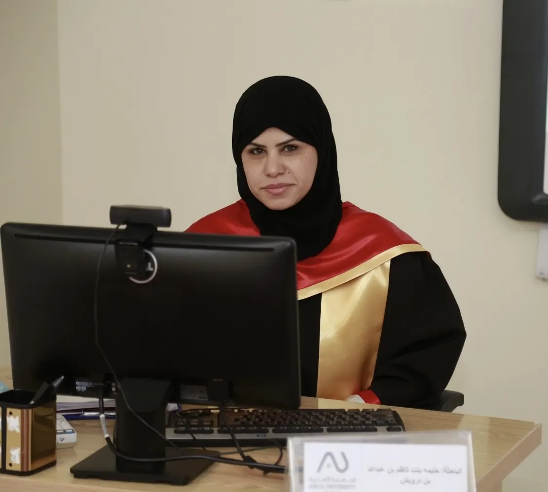 من التوبي.. مع مرتبة الشرف الأولى.. الجامعة الأهلية بالبحرين تمنح «حليمة بن درويش» الماجستير في الإعلام والعلاقات العامة