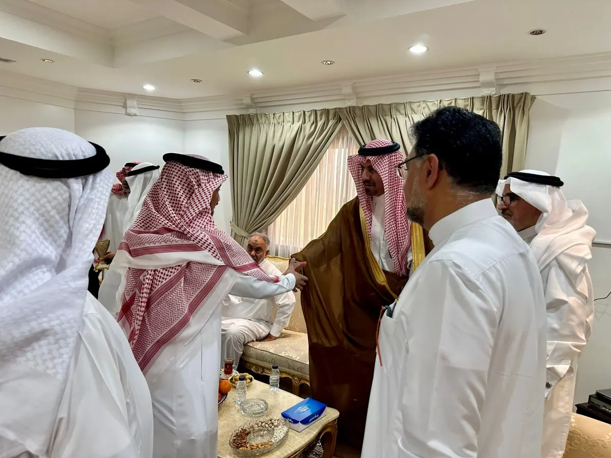 محافظ القطيف يعزّي أسرة آل شيخ جعفر
