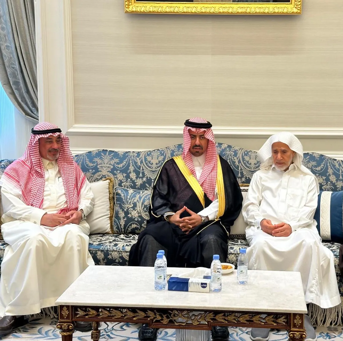 محافظ القطيف يُعزّي أسرتي آل هاشم وآل نوح