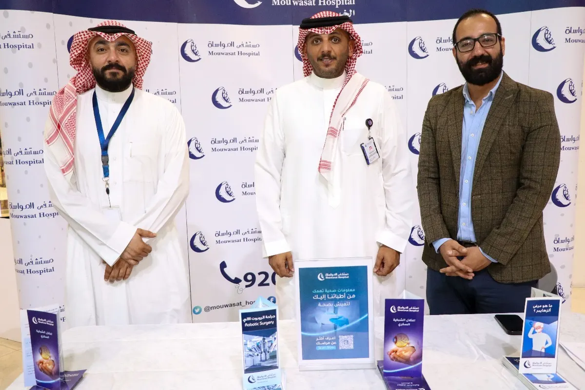 في القطيف.. مستشفى المواساة يقترب من المجتمع بـ«المانجروف».. ويثقف الزوار حول العلاقة بين السكر والعسل