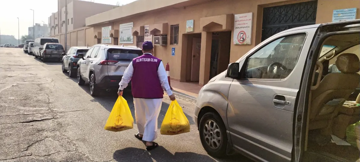 «رواد المستقبل».. ابتسام أم الحمام يزرع الفرح في قلوب صغيرات الصف الأول