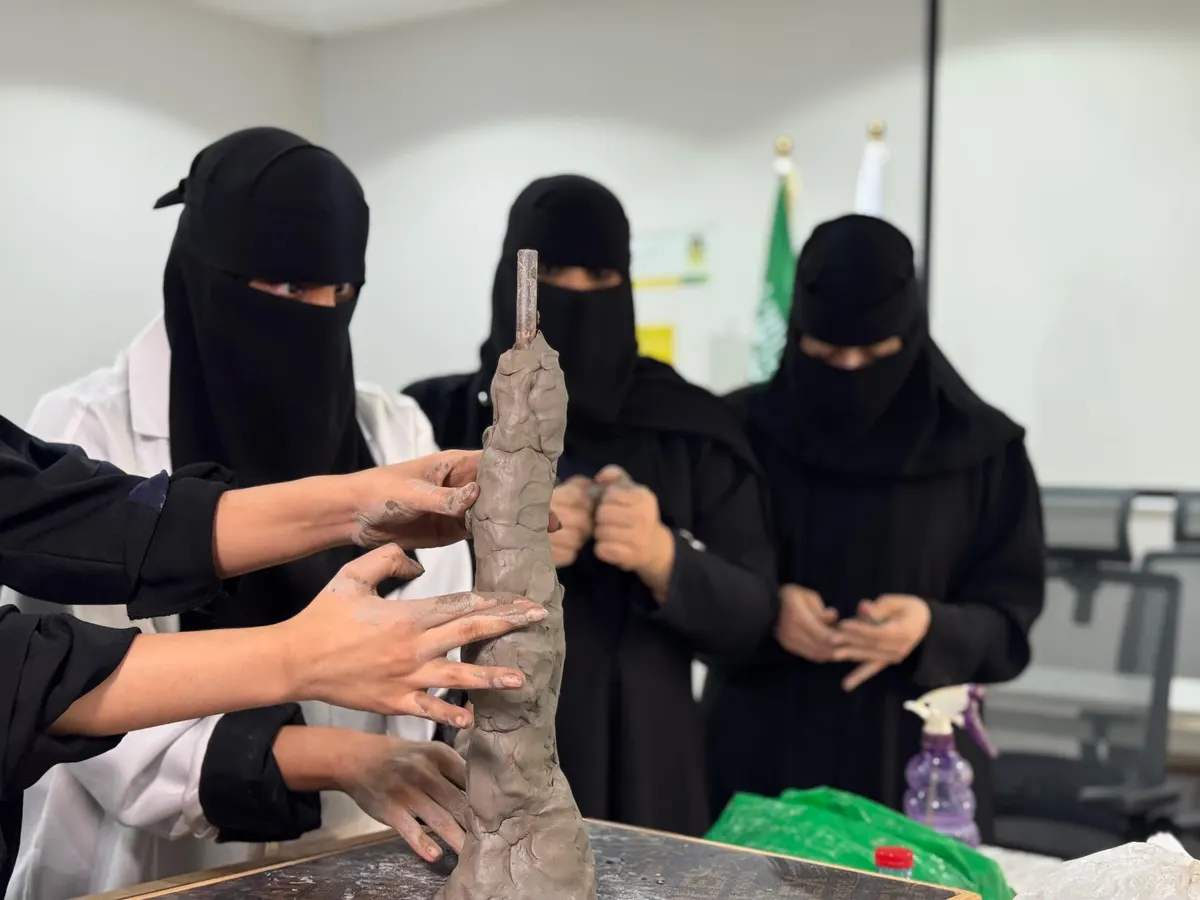 زهراء الضامن.. كفيفة من سنابس تصوغ من الطين ضياءً يهزم العتمة