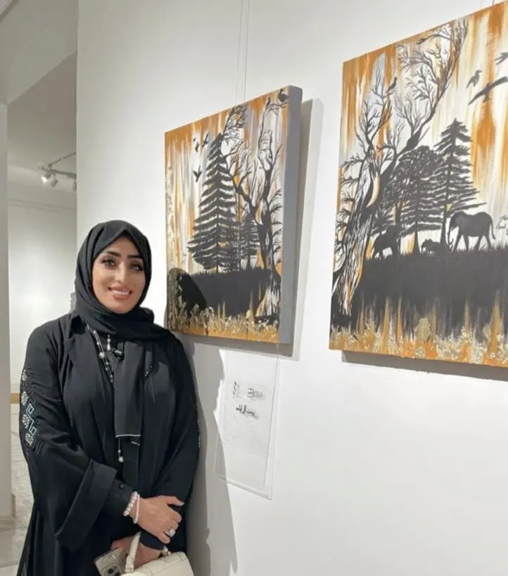 من العوامية إلى روازن.. زينب لباد ترسم ظلال الغابة بلغة الأسود والذهبي