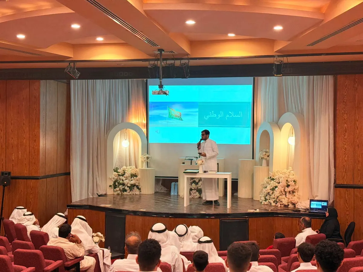 مسرح الوفاء يفتح ستائره.. جمعية القطيف الخيرية تنسج حكاية العطاء مع مستفيديها وداعميها