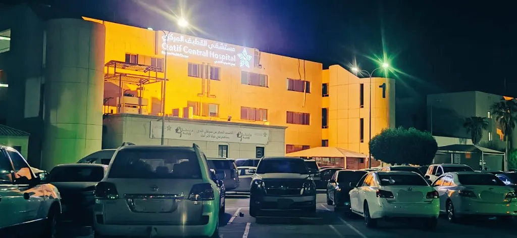 باللون البرتقالي.. مستشفى القطيف المركزي يضيء سماء المحافظة في «اليوم العالمي لسلامة المرضى»