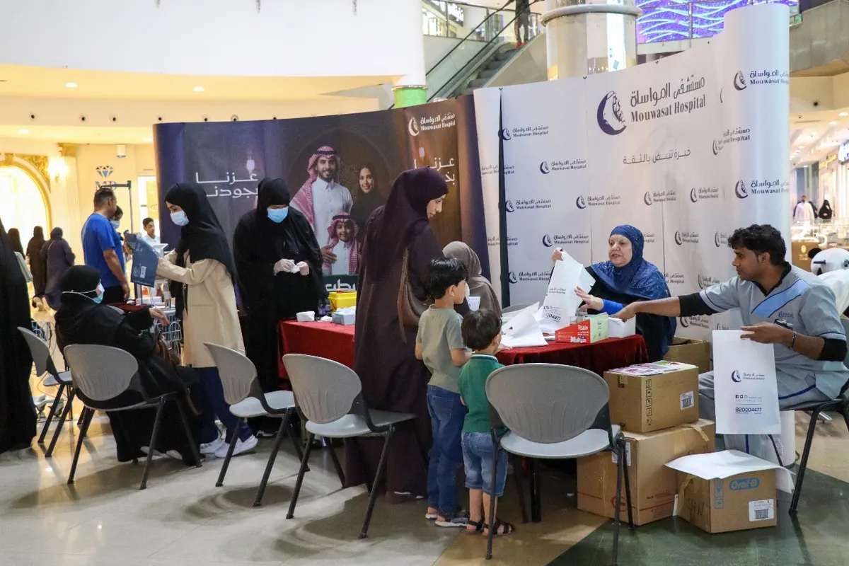 من أروقة مواساة القطيف إلى بهو المول.. الطب يمدّ يده للمجتمع بلمسة توعوية ووطنية