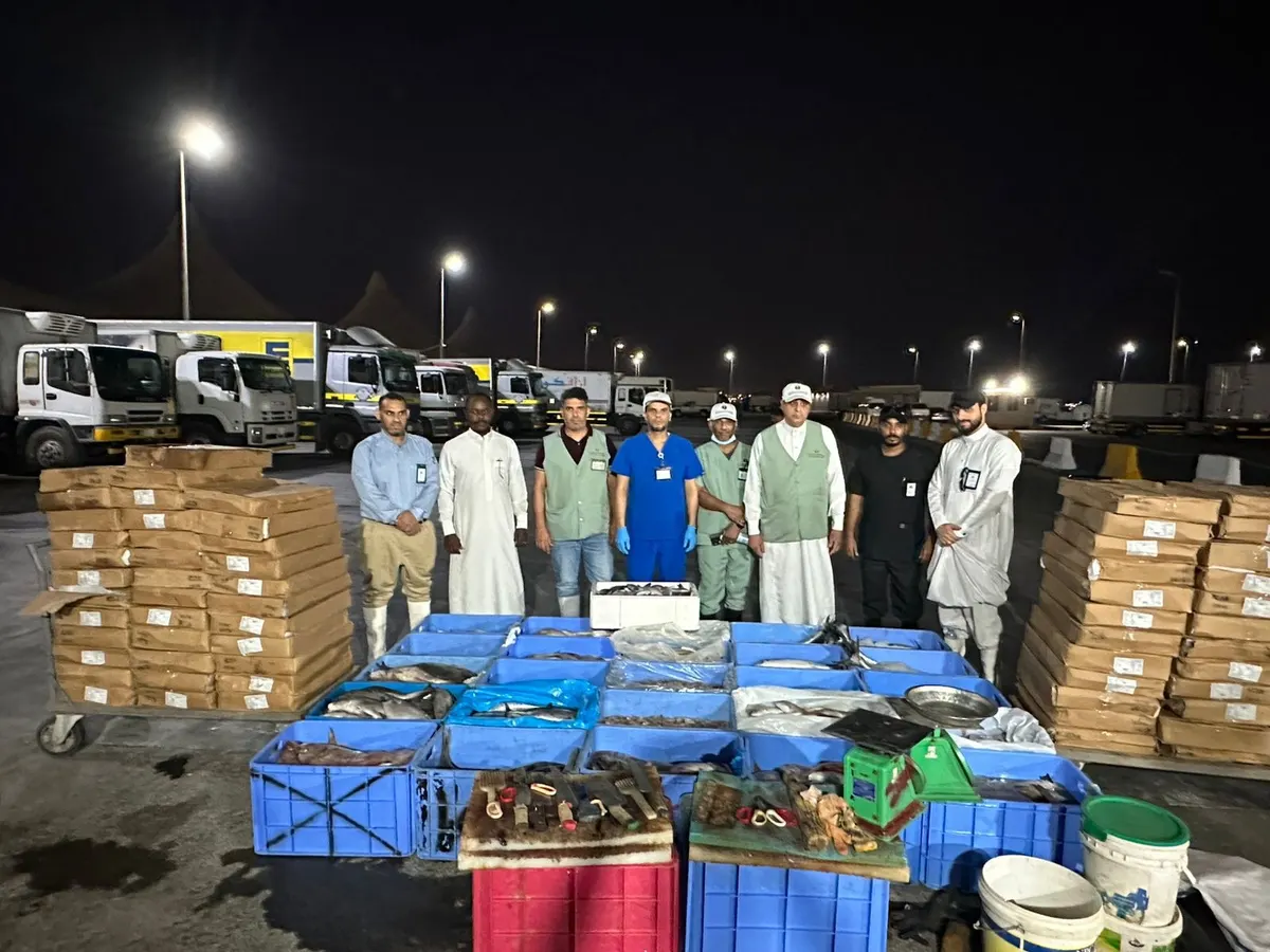أماطت اللثام عن نية مبيَّتة.. جولة رقابية تجهض غشًّا في سوق السمك بالقطيف