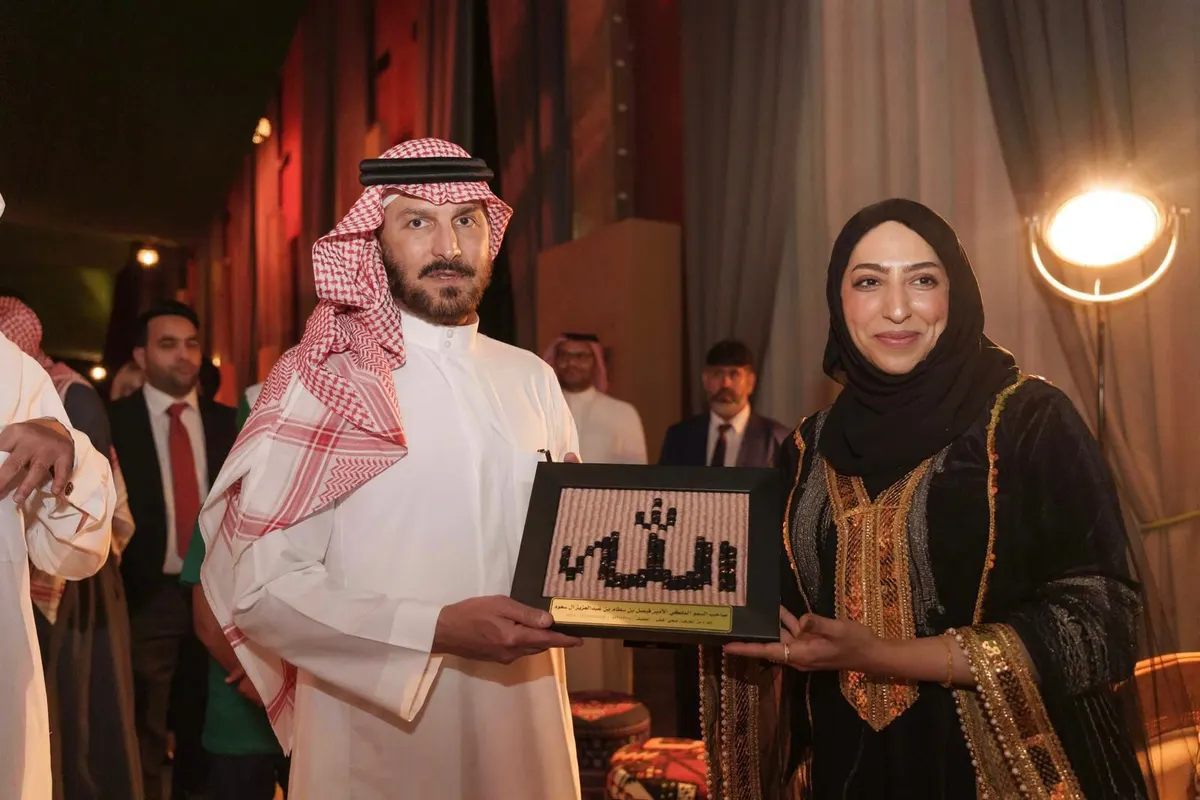 من القطيف إلى روما.. أنامل ضحى اخضر تتحدث بلغة عالمية.. حولت عقدة البحارة إلى هدايا بهوية سعودية لـ زوار اليوم الوطني