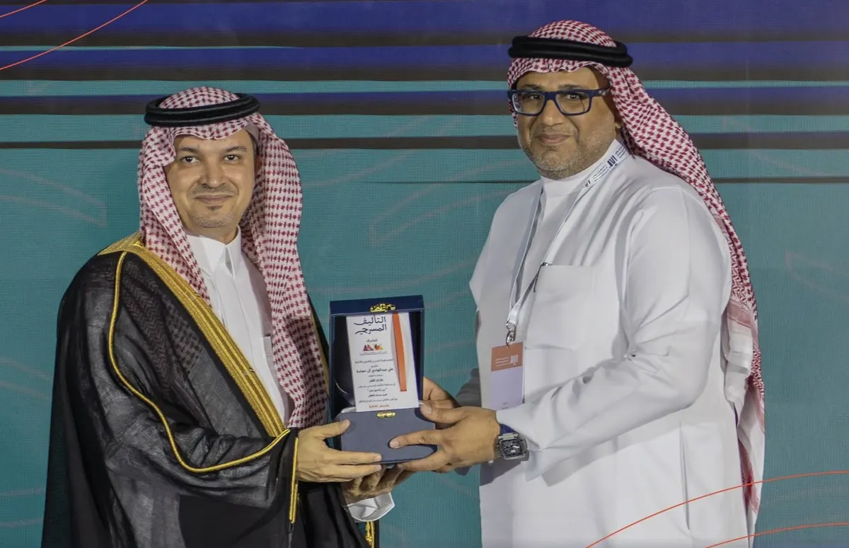 من شويكة القطيف.. «بين أناملها نغم» تصعد بعلي حمادة إلى قمة المسرح السعودي