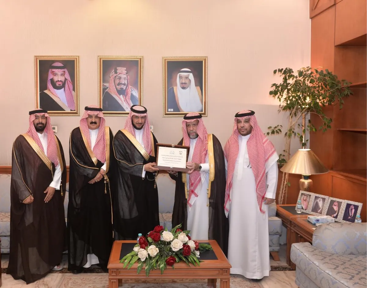 محافظ القطيف يلتقي المدير التنفيذي لجمعية النابية الخيرية ورئيس نادي الساحل بعنك